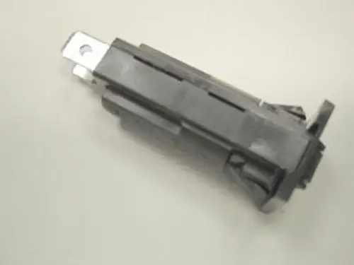 Leitungsschalter in schwarzer Kunststoffausführung, mit metallischer Kontaktfläche. Produkt von Remeha, geeignet für unterschiedliche Anwendungen in elektrischen Systemen.